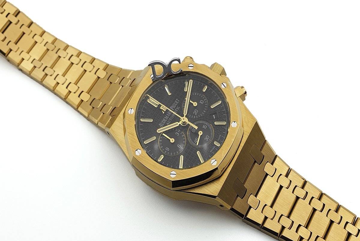 Royal Oak Self-Winding Chronograph White Dial in Yellow Gold - Image 2