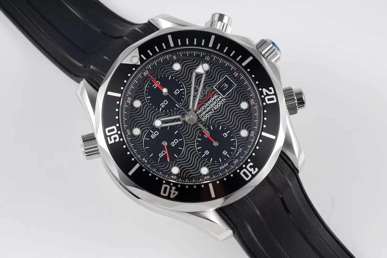 Seamaster Diver 300m Chronograph schwarzes Zifferblatt am Kautschukarmband – Bild 4