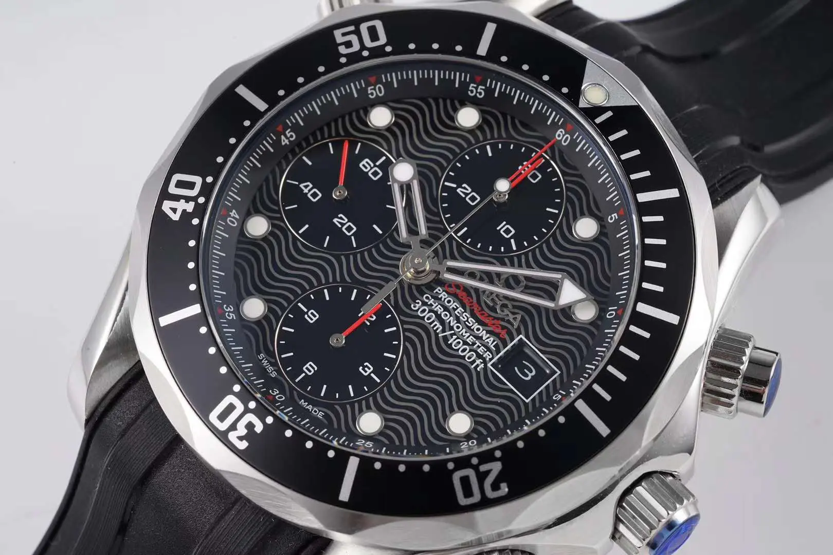 Seamaster Diver 300m Chronograph schwarzes Zifferblatt am Kautschukarmband – Bild 2