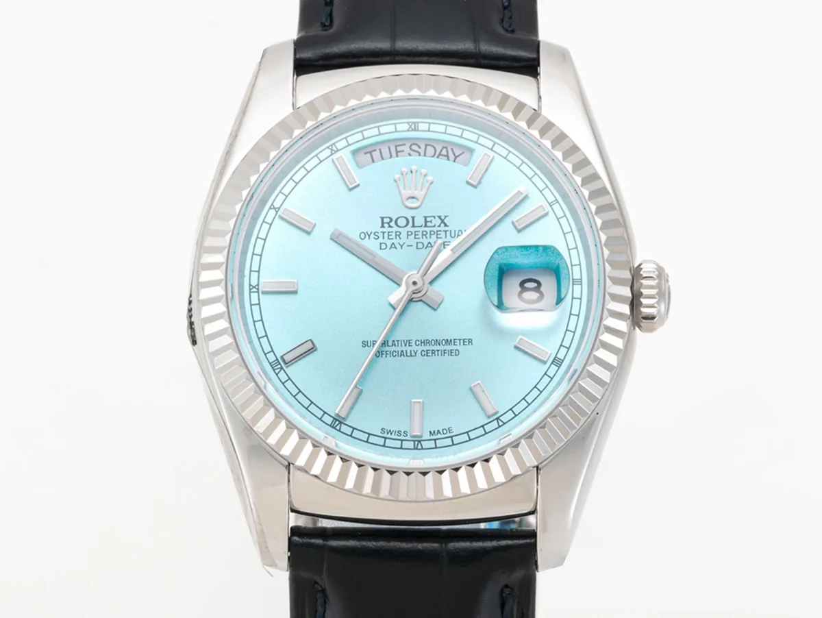 Day-Date 40 quadrante Ice Blue in oro bianco su cinturino in pelle - immagine 3